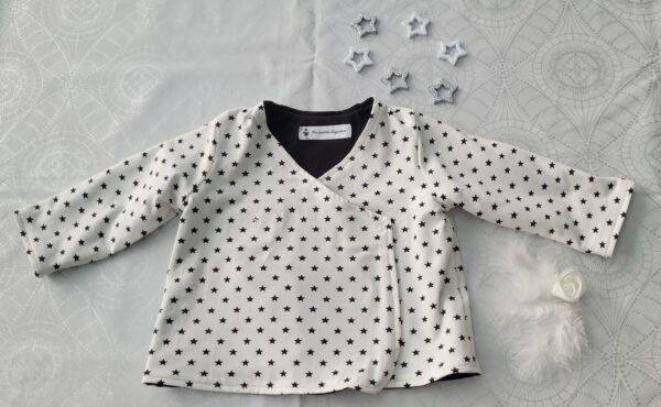 Ensemble brassière pantalon bonnet imprimé étoiles noires sur fond blanc – Image 2