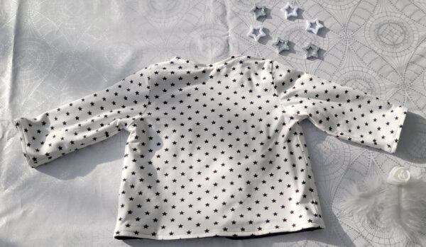 Ensemble brassière pantalon bonnet imprimé étoiles noires sur fond blanc – Image 5