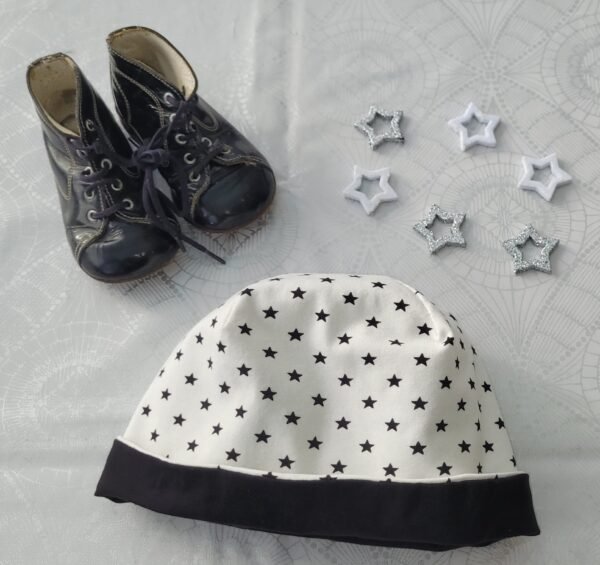 Ensemble brassière pantalon bonnet imprimé étoiles noires sur fond blanc – Image 4