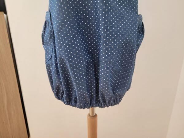 Robe chasuble imprimé jeans clair avec poches latérales – Image 3