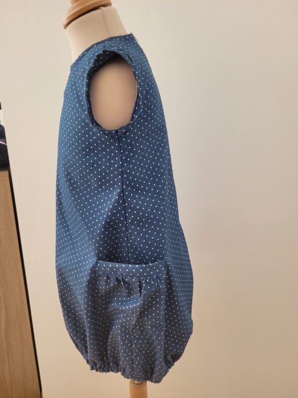 Robe chasuble imprimé jeans clair avec poches latérales – Image 2