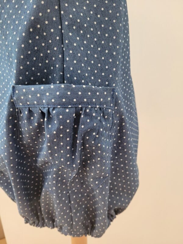 Robe chasuble imprimé jeans clair avec poches latérales – Image 4