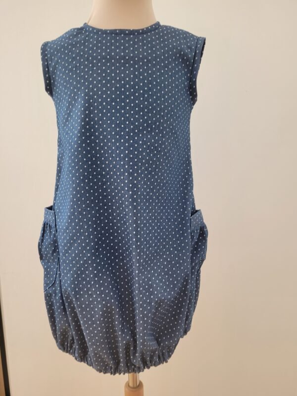 Robe chasuble imprimé jeans clair avec poches latérales