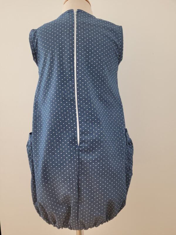 Robe chasuble imprimé jeans clair avec poches latérales – Image 5