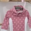 Robe sweat-shirt imprimé avec col étoiles sur fond rose avec empiècement blanc – Image 2