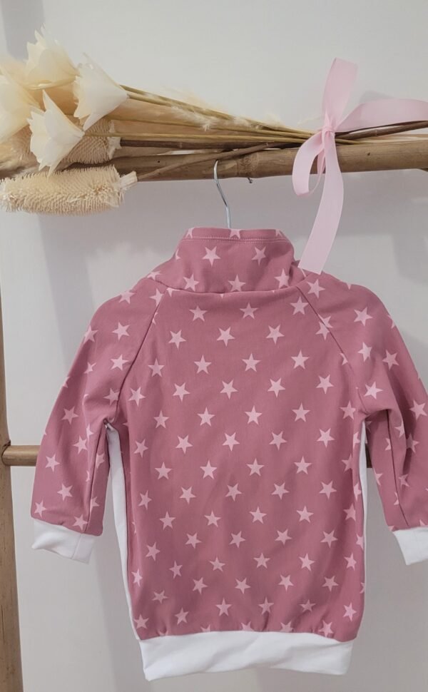 Robe sweat-shirt imprimé avec col étoiles sur fond rose avec empiècement blanc – Image 4