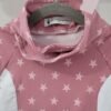Robe sweat-shirt imprimé avec col étoiles sur fond rose avec empiècement blanc – Image 3