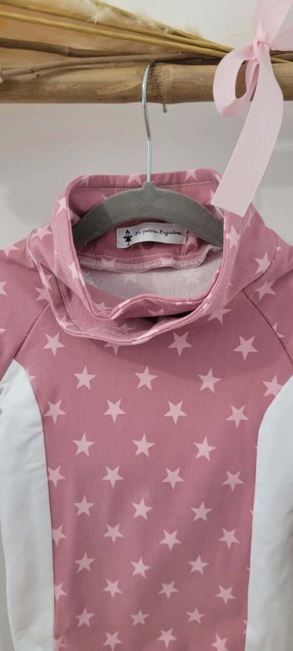 Robe sweat-shirt imprimé avec col étoiles sur fond rose avec empiècement blanc – Image 3