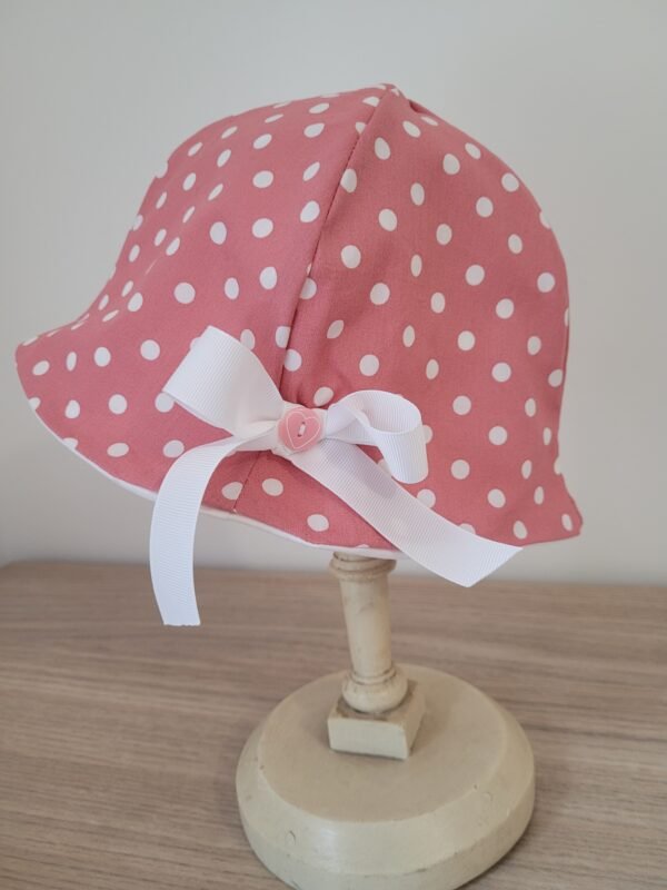 Chapeau cloche imprimé pois blancs sur fond rose