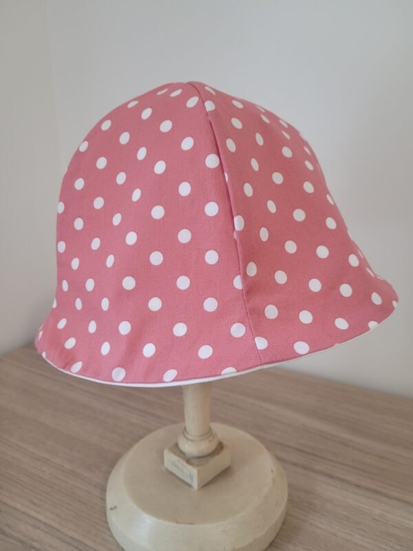 Chapeau cloche imprimé pois blancs sur fond rose – Image 2