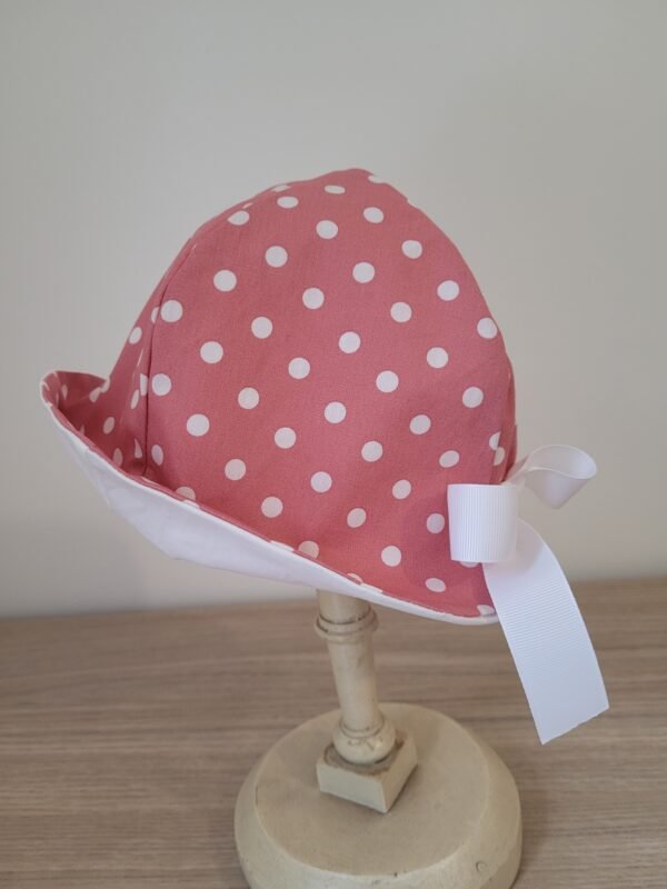 Chapeau cloche imprimé pois blancs sur fond rose – Image 3