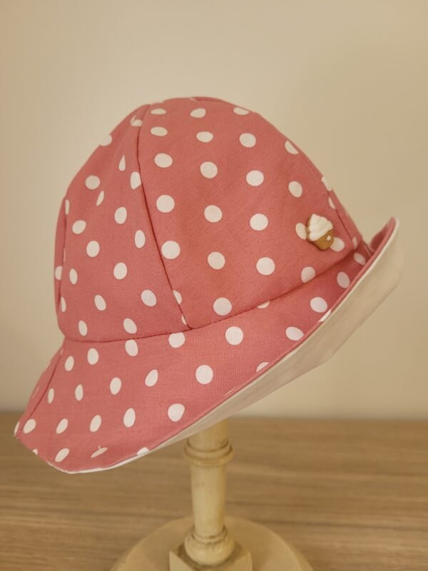 Chapeau imprimé pois blancs sur fond rose – Image 3