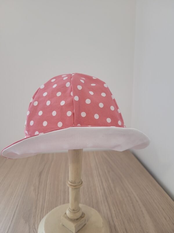 Chapeau imprimé pois blancs sur fond rose – Image 4