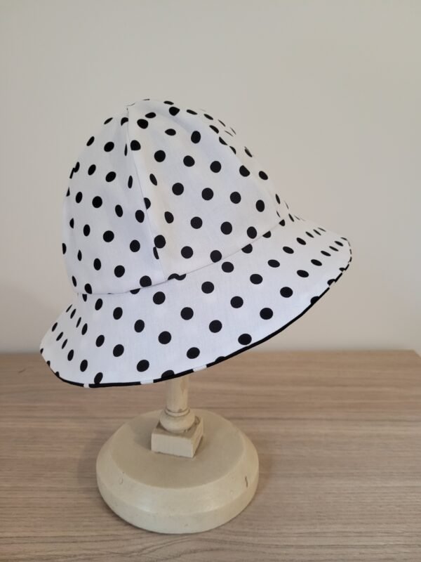 Chapeau réversible pois noirs pois blancs – Image 3