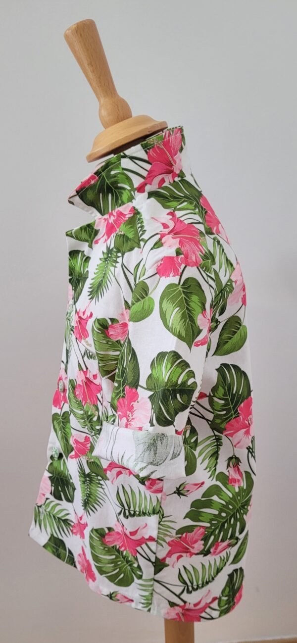 Chemise hawaiienne fleurs roses sur fond blanc – Image 3