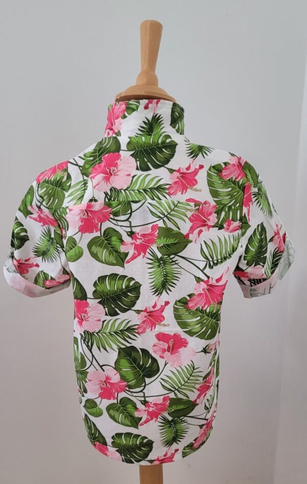 Chemise hawaiienne fleurs roses sur fond blanc – Image 4