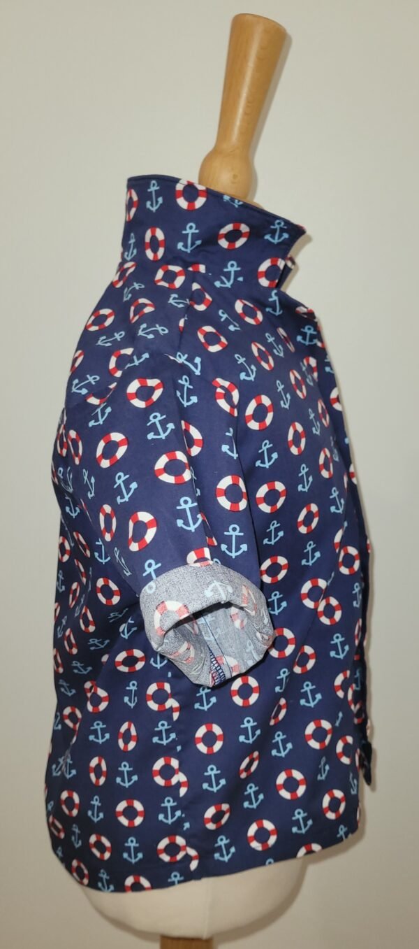 Chemise imprimé bouée et ancre sur fond bleu marine – Image 3