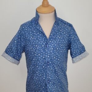 Chemise imprimé fleurs sur fond bleu lavande