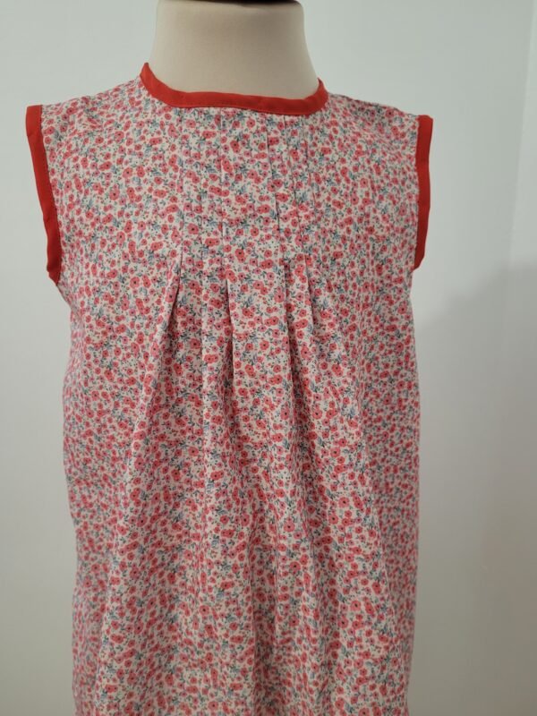 Robe chasuble imprimé fleurs rouges sur fond blanc crème – Image 4
