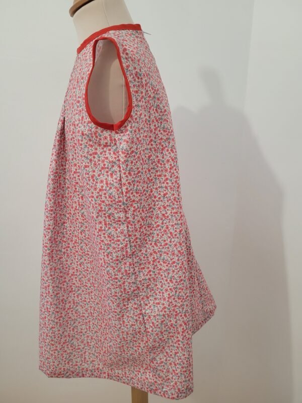 Robe chasuble imprimé fleurs rouges sur fond blanc crème – Image 3
