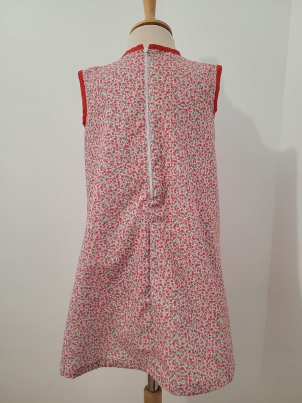 Robe chasuble imprimé fleurs rouges sur fond blanc crème – Image 2