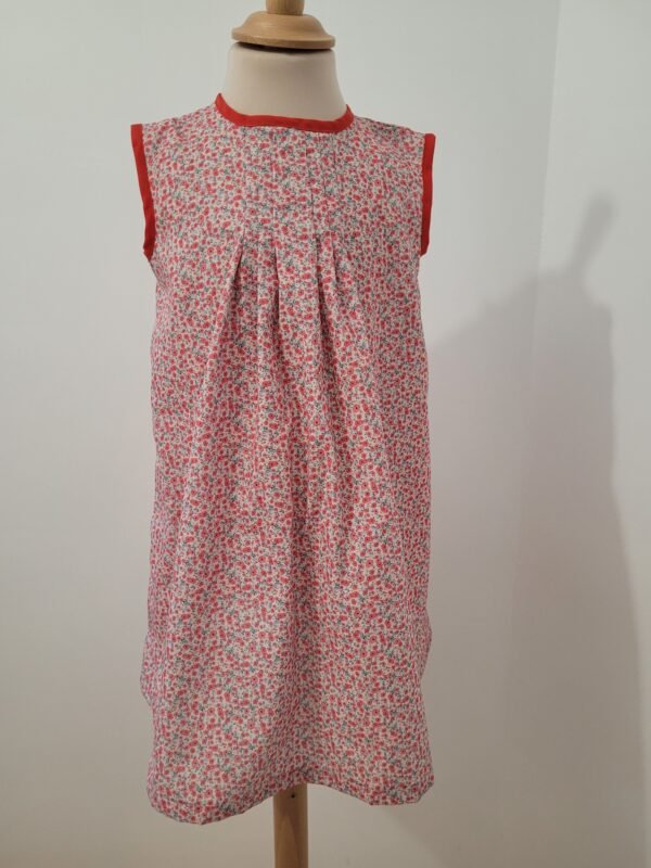 Robe chasuble imprimé fleurs rouges sur fond blanc crème