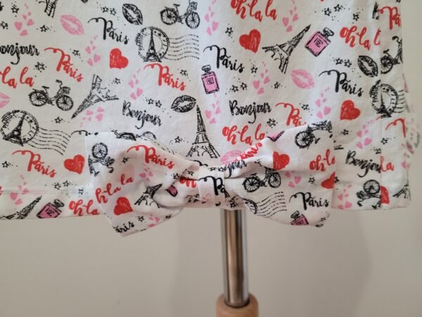 Robe chasuble imprimé Paris sur fond blanc avec noeud – Image 3