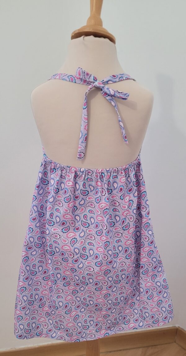 Robe dos nu imprimé cashmere sur fond mauve – Image 3