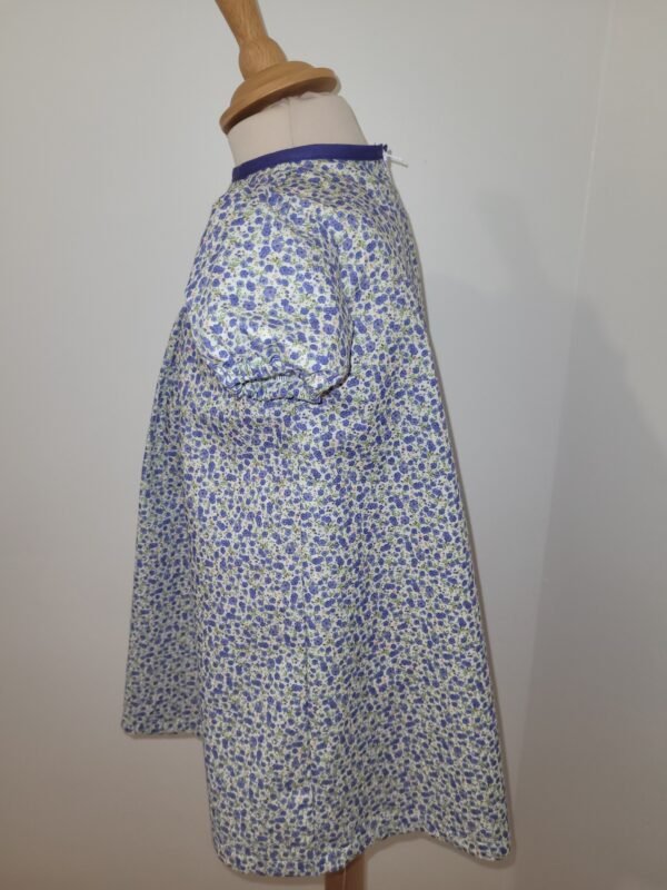 Robe avec manches ballon imprimé fleurs violettes sur fond blanc – Image 3