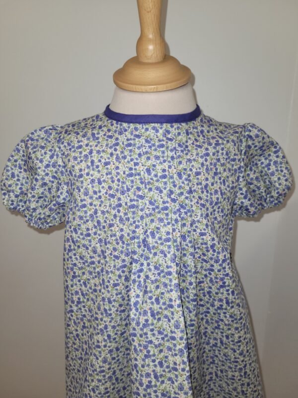 Robe avec manches ballon imprimé fleurs violettes sur fond blanc – Image 2