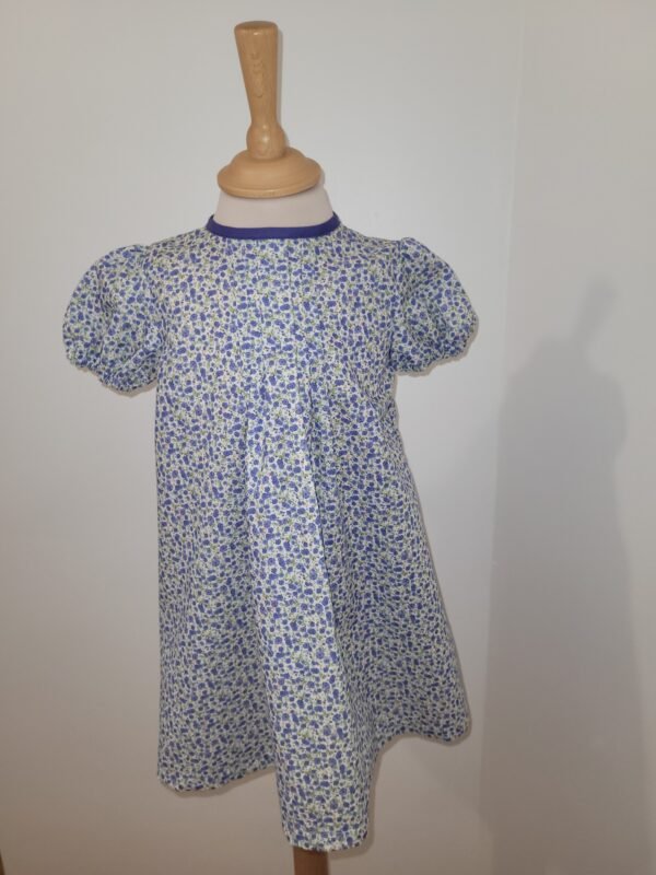 Robe avec manches ballon imprimé fleurs violettes sur fond blanc