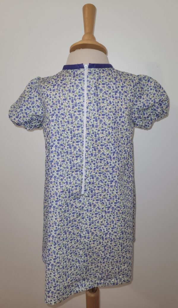 Robe avec manches ballon imprimé fleurs violettes sur fond blanc – Image 4