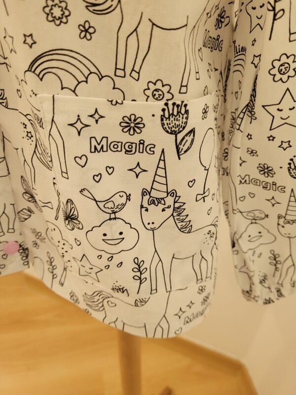 Tablier d'école à colorier univers licornes sur fond blanc – Image 4