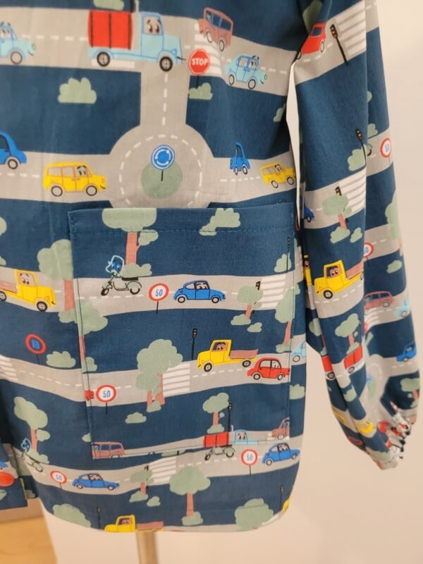 Tablier d'école imprimé voitures et routes sur fond bleu canard – Image 4