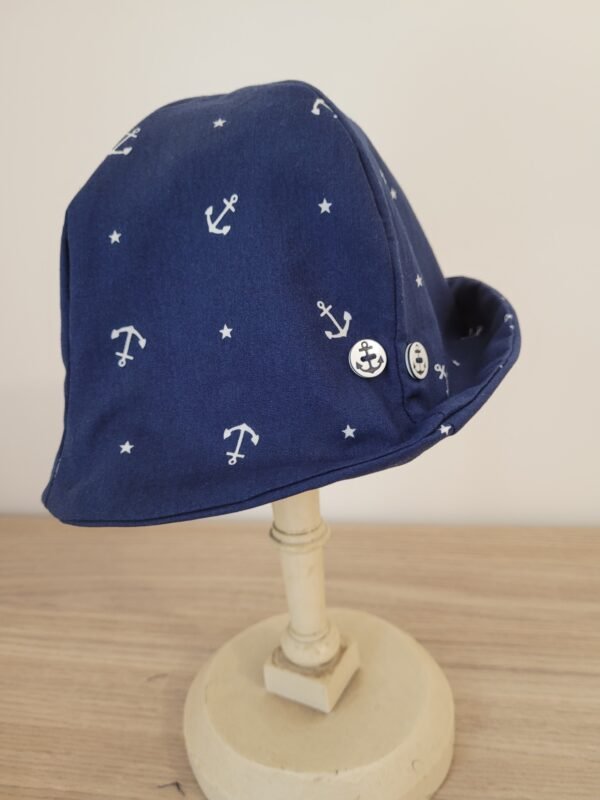 Chapeau cloche imprimé ancre marine sur fond bleu marine – Image 4