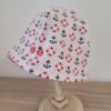 Chapeau cloche imprimé ancre marine et bouée sur fond blanc