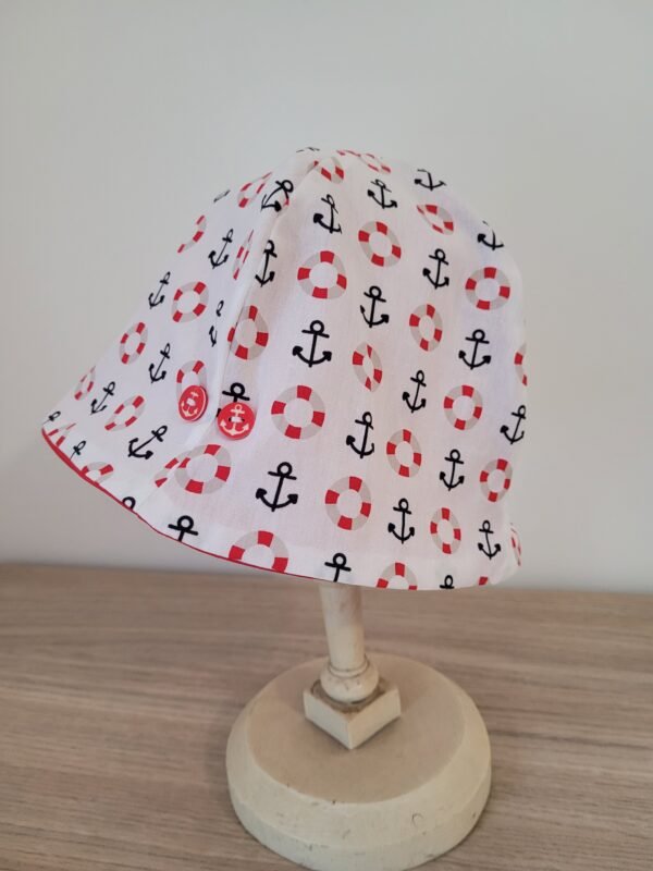 Chapeau cloche imprimé ancre marine et bouée sur fond blanc