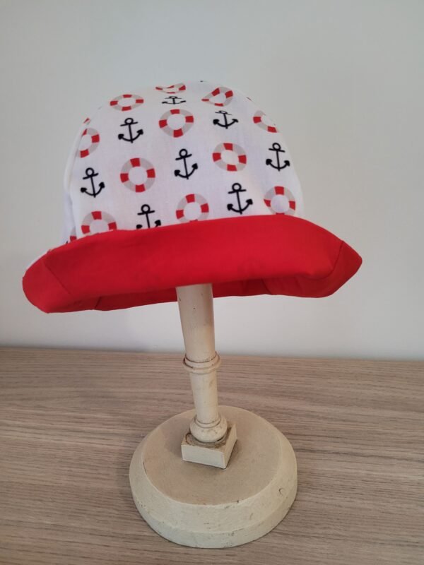Chapeau cloche imprimé ancre marine et bouée sur fond blanc – Image 4