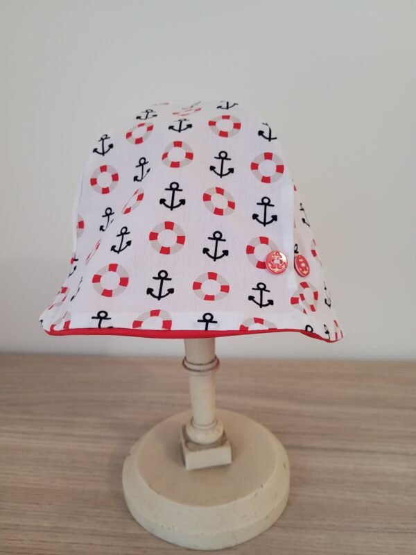 Chapeau cloche imprimé ancre marine et bouée sur fond blanc – Image 3
