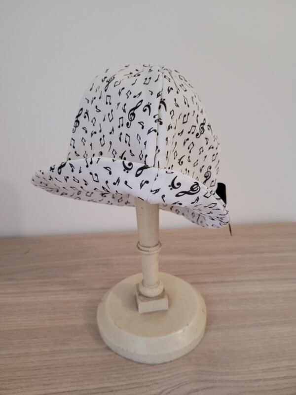 Chapeau cloche imprimé notes de musique sur fond blanc – Image 3