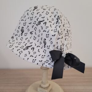 Chapeau cloche imprimé notes de musique sur fond blanc