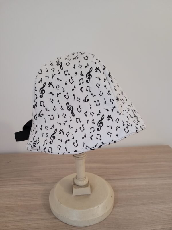 Chapeau cloche imprimé notes de musique sur fond blanc – Image 2