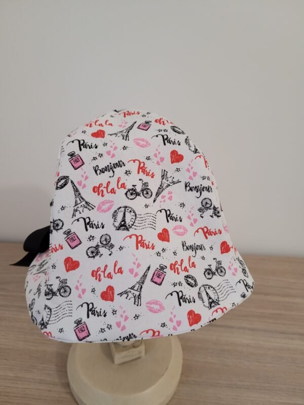 Chapeau cloche imprimé Paris sur fond blanc – Image 2