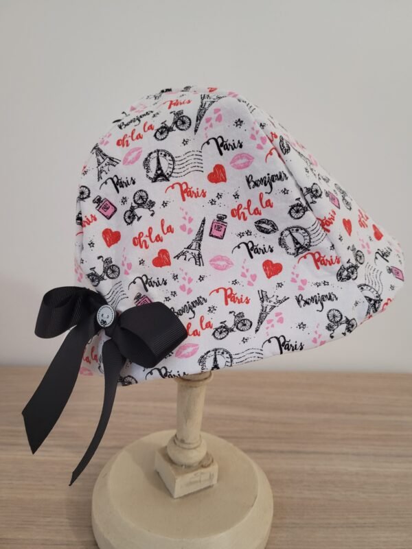 Chapeau cloche imprimé Paris sur fond blanc