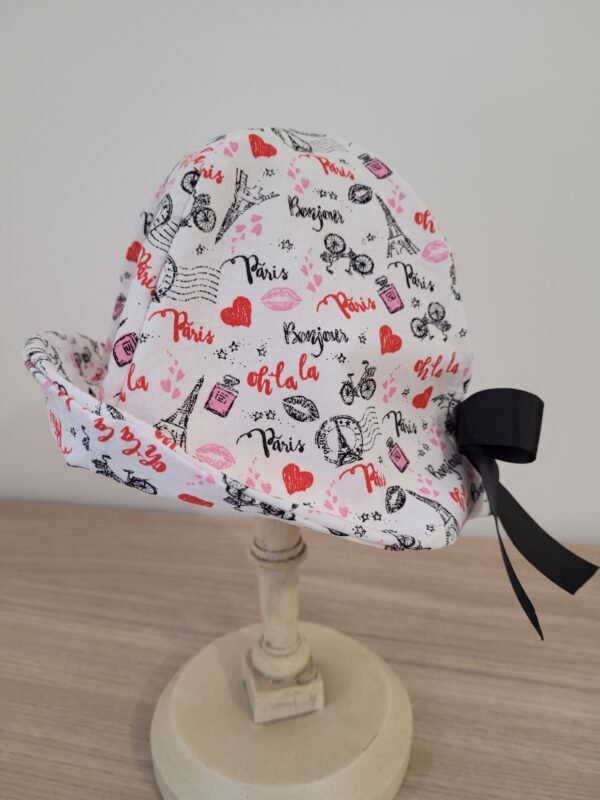 Chapeau cloche imprimé Paris sur fond blanc – Image 3