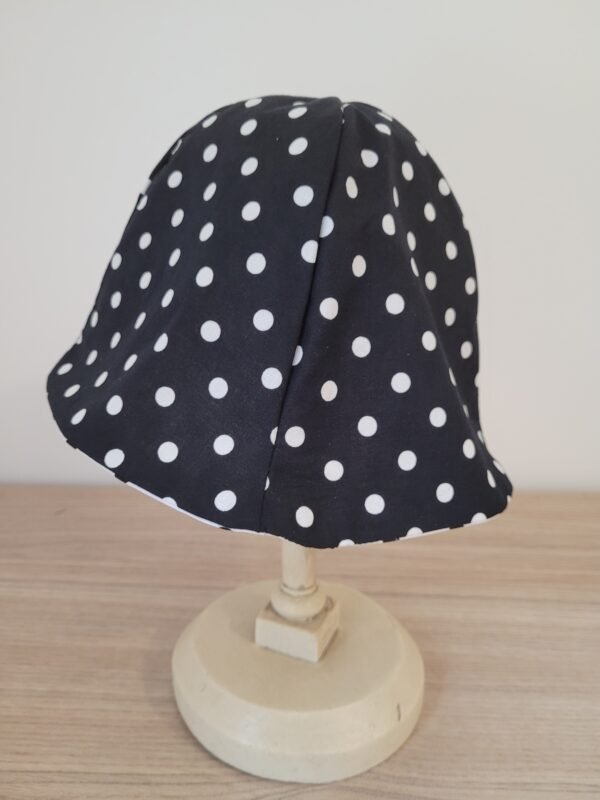 Chapeau cloche réversible pois noirs pois blancs
