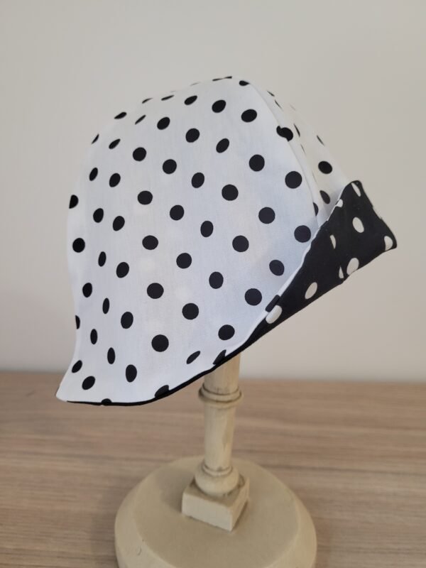 Chapeau cloche réversible pois noirs pois blancs – Image 4