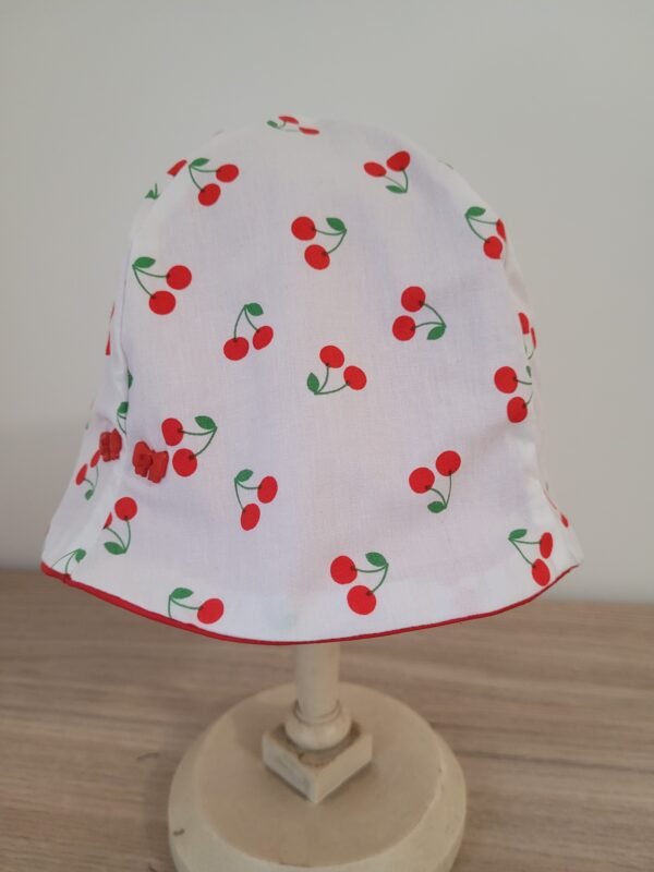 Chapeau cloche imprimé cerises sur fond blanc doublé rouge