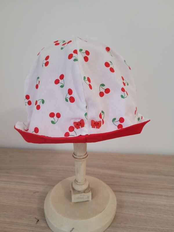 Chapeau cloche imprimé cerises sur fond blanc doublé rouge – Image 3