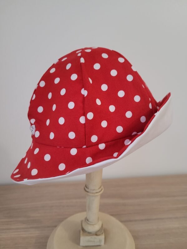 Chapeau imprimé pois blancs sur fond rouge doublé blanc – Image 3
